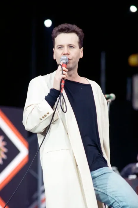 Framed Print : Jim Kerr, singer with the group Simple Minds, performing at the Nelson Mandela 70th