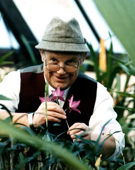 Framed Print : Jim McColl Beechgrove Garden television presenter with flowers tweed hat glasses