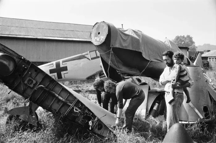 Framed Print : Jim Titford and Gordon Riley of the Midland Aircraft Preservation Society unload the rear