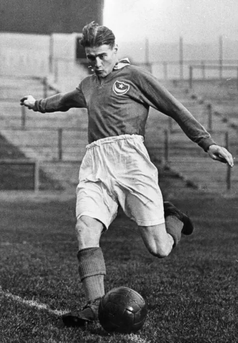 Framed Print : Jimmy Dickinson Portsmouth football player 1946-1965, Jimmy Dickinson holds Framed Print : Jimmy Dickinson Portsmouth football player 1946-1965, Jimmy Dickinson holds