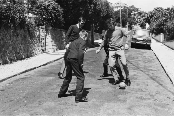 Framed Print : Jimmy Grave takes break from The Daily Mirror World Cup Rally for a quiet game of