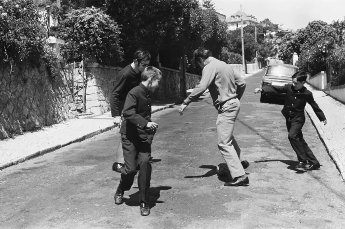 Framed Print : Jimmy Greaves takes break from The Daily Mirror World Cup Rally for a quiet game of Framed Print : Jimmy Greaves takes break from The Daily Mirror World Cup Rally for a quiet game of