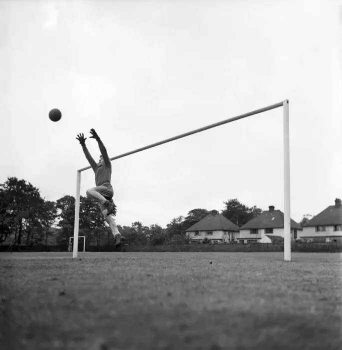 Framed Print : Jimmy O Neil, Evertons 19-year-Old Irish goalkeeper jumps up to clutch a high