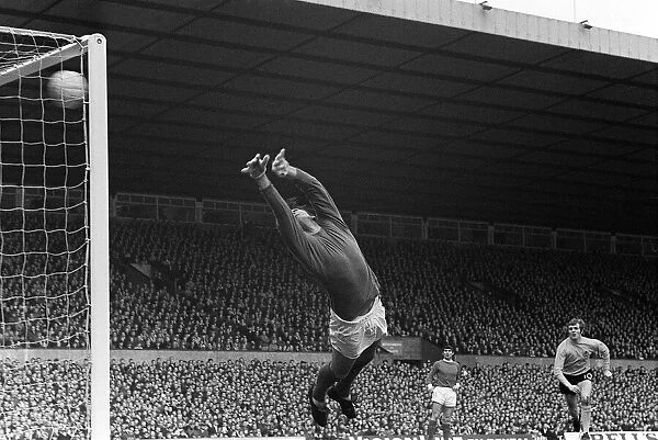 Jimmy Rimmer Manchester United goalkeeper dives 1969 against Watford