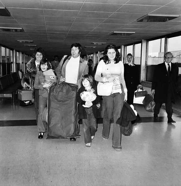 Jimmy Tarbuck and family. January 1975 75-00077-001