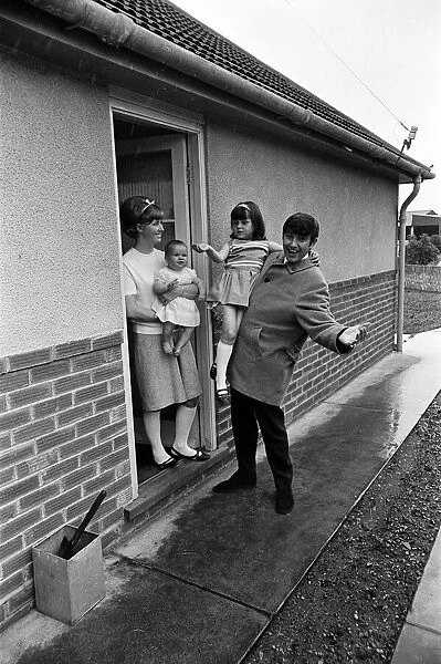 Jimmy Tarbuck in Great Yarmouth with his wife Pauline and their daughters Cheryl, 5