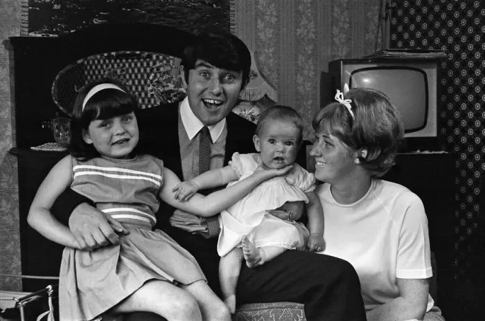 Framed Print : Jimmy Tarbuck in Great Yarmouth with his wife Pauline and their daughters Cheryl, 5 Framed Print : Jimmy Tarbuck in Great Yarmouth with his wife Pauline and their daughters Cheryl, 5