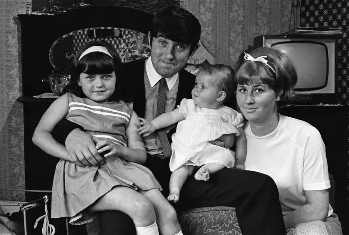 Framed Print : Jimmy Tarbuck in Great Yarmouth with his wife Pauline and their daughters Cheryl, 5 Framed Print : Jimmy Tarbuck in Great Yarmouth with his wife Pauline and their daughters Cheryl, 5