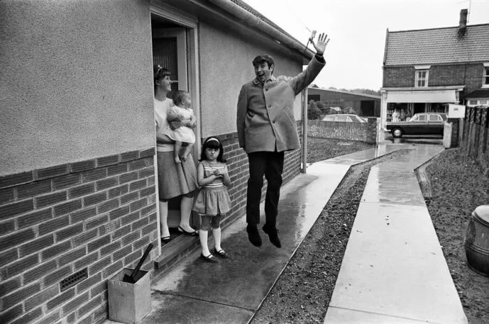 Framed Print : Jimmy Tarbuck in Great Yarmouth with his wife Pauline and their daughters Cheryl, 5