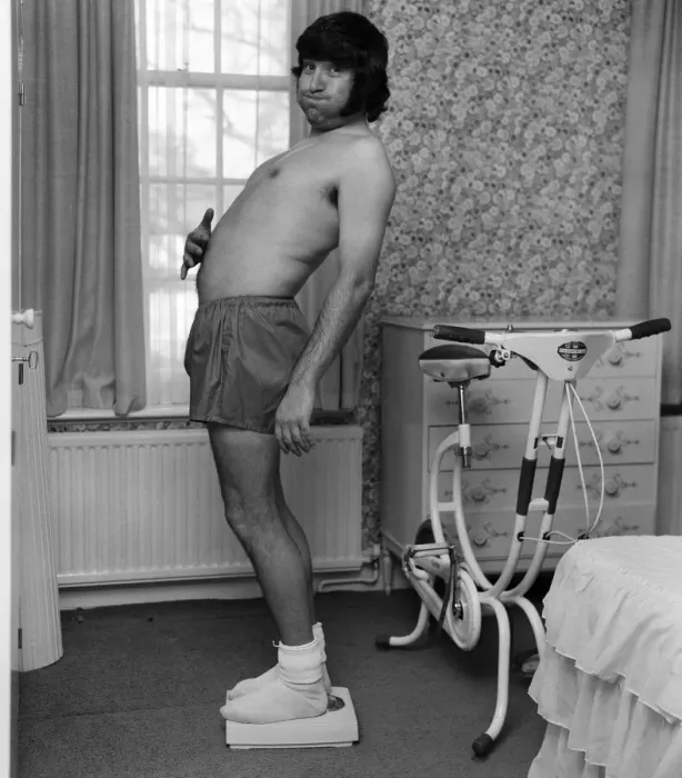 Framed Print : Jimmy Tarbuck, photographed at home in Kingston for a slimmers club feature