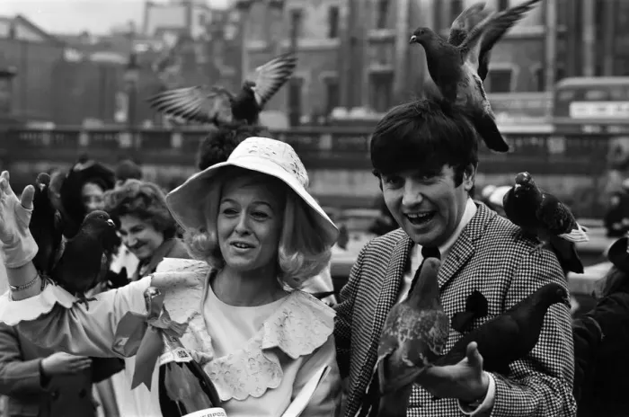 Framed Print : Jimmy Tarbuck in Trafalgar Square, London with Miss Liverpool Maureen Martin Framed Print : Jimmy Tarbuck in Trafalgar Square, London with Miss Liverpool Maureen Martin