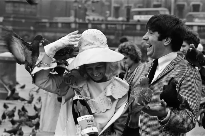 Framed Print : Jimmy Tarbuck in Trafalgar Square, London with Miss Liverpool Maureen Martin Framed Print : Jimmy Tarbuck in Trafalgar Square, London with Miss Liverpool Maureen Martin