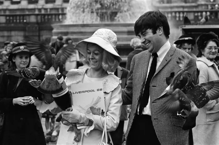 Framed Print : Jimmy Tarbuck in Trafalgar Square, London with Miss Liverpool Maureen Martin Framed Print : Jimmy Tarbuck in Trafalgar Square, London with Miss Liverpool Maureen Martin