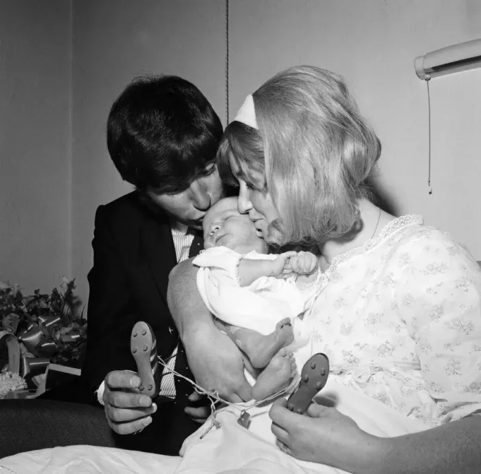 Framed Print : Jimmy Tarbuck and his wife Pauline pictured at Stanborough Hospital, Watford Framed Print : Jimmy Tarbuck and his wife Pauline pictured at Stanborough Hospital, Watford