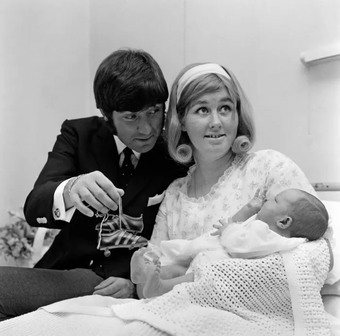 Framed Print : Jimmy Tarbuck and his wife Pauline pictured at Stanborough Hospital, Watford Framed Print : Jimmy Tarbuck and his wife Pauline pictured at Stanborough Hospital, Watford