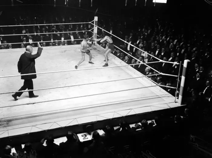 Framed Print : Jimmy Wilde fought the American Memphis Pal Moore at Olympia London on the 17th July Framed Print : Jimmy Wilde fought the American Memphis Pal Moore at Olympia London on the 17th July