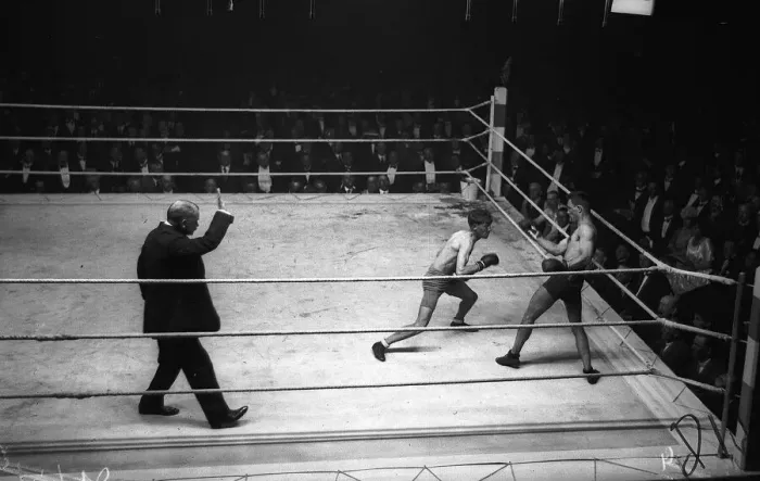 Framed Print : Jimmy Wilde V Pal Moore fight Wilde had148 contests winning 98 by knockouts with 13