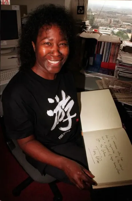 Framed Print : Joan Armatrading Singer Songwriter Sep 1999 in The Mirror offices with Tony