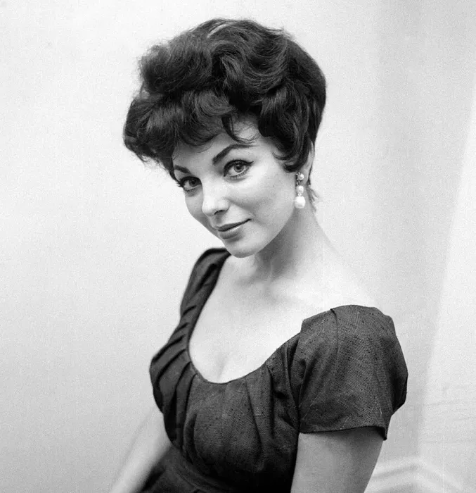 Framed Print : Joan Collins 1958 A©Mirrorpix. com A©Mirrorpix