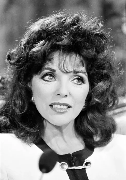 Framed Print : Joan Collins, actress - 12 / 10 / 1988 Framed Print : Joan Collins, actress - 12 / 10 / 1988