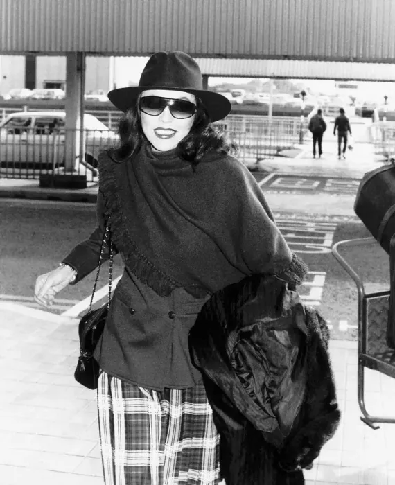 Framed Print : Joan Collins the actress at Heathrow airport in October 1988 Framed Print : Joan Collins the actress at Heathrow airport in October 1988