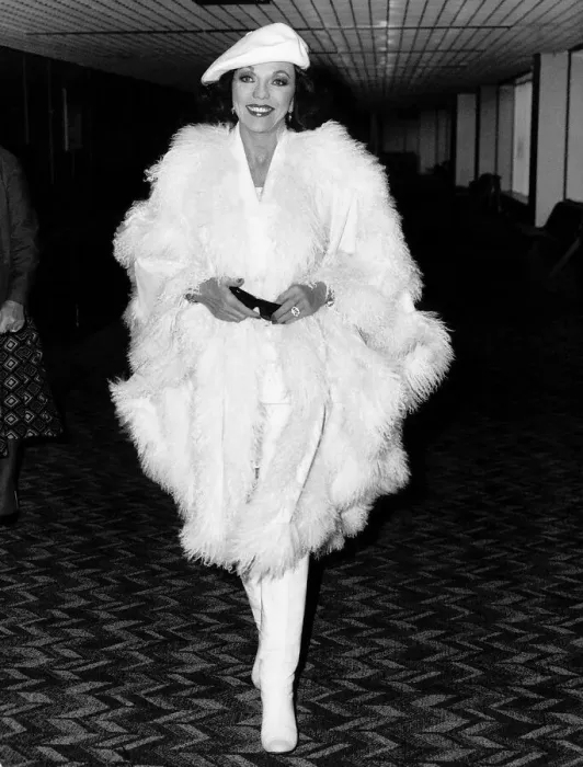 Framed Print : Joan Collins actress stars in Dynasty arrives at Heathrow, January 1988 Framed Print : Joan Collins actress stars in Dynasty arrives at Heathrow, January 1988