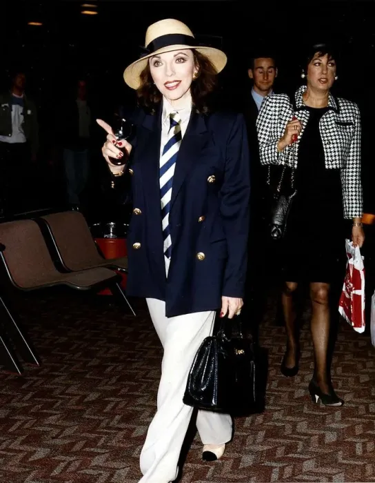 Framed Print : Joan Collins Actress Walking throuh Airport holding black bag Framed Print : Joan Collins Actress Walking throuh Airport holding black bag