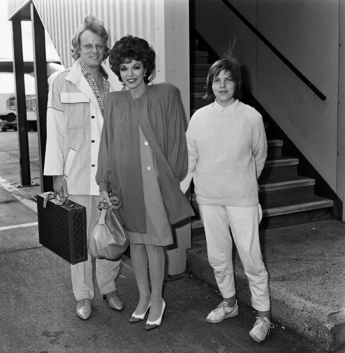 Framed Print : Joan Collins arrives at LAP from Los Angeles with her boyfriend Peter Holm