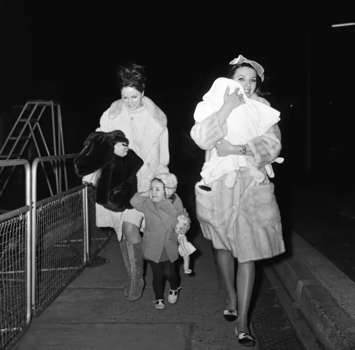 Framed Print : Joan Collins arriving by British European Airways from Paris with her daughter Tara Framed Print : Joan Collins arriving by British European Airways from Paris with her daughter Tara