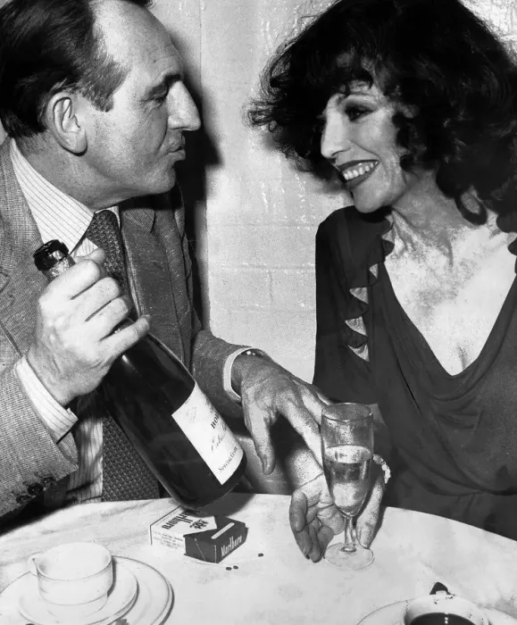 Framed Print : Joan Collins during dinner with David Lewin at a Neal Street restaurant in London Framed Print : Joan Collins during dinner with David Lewin at a Neal Street restaurant in London