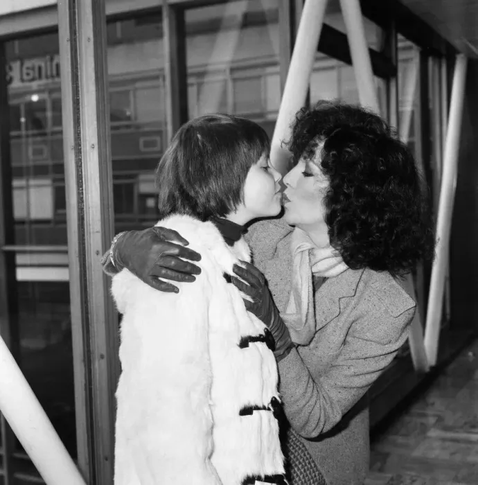 Framed Print : Joan Collins at Heathrow Airport with her daughter Katyana after a holiday in the Bahamas