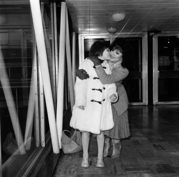 Framed Print : Joan Collins at Heathrow Airport with her daughter Katyana after a holiday in the Bahamas Framed Print : Joan Collins at Heathrow Airport with her daughter Katyana after a holiday in the Bahamas