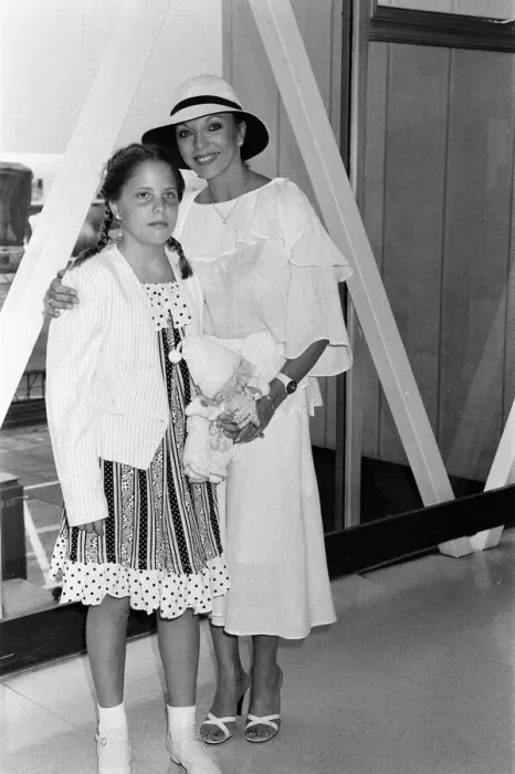 Framed Print : Joan Collins at LAP with her daughter Katy after a holiday in the South of France Framed Print : Joan Collins at LAP with her daughter Katy after a holiday in the South of France