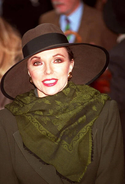 JOAN COLLINS AT LORD OLIVIER MEMORIAL SERVICE AT WESTMINSTER ABBEY, LONDON - 20  /  10  /  1989