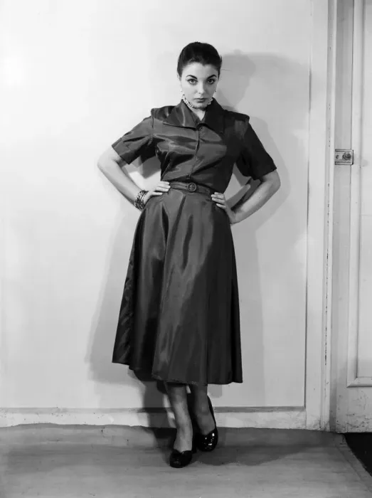 Framed Print : Joan Collins, modelling for Daily Herald Women Sence Feature, 31st December 1951 Framed Print : Joan Collins, modelling for Daily Herald Women Sence Feature, 31st December 1951