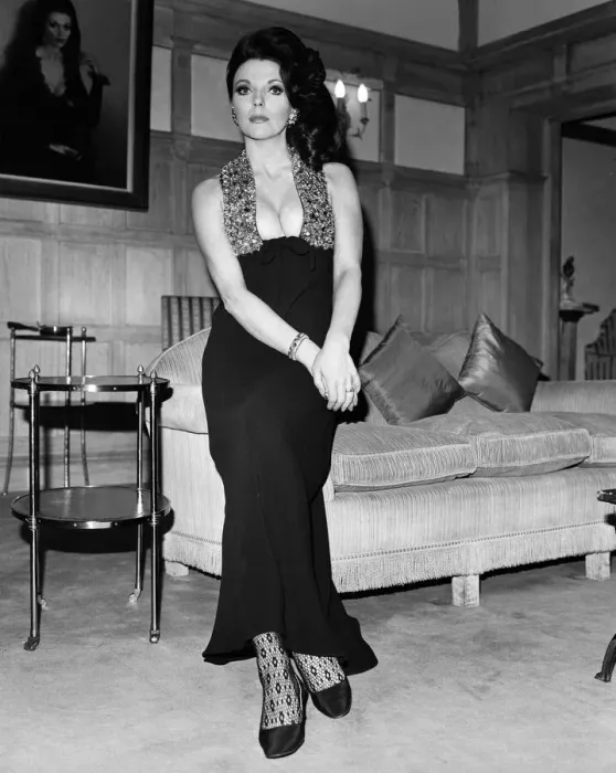 Framed Print : Joan Collins in the Park Street flat she has rented, wearing her favourite evening dress Framed Print : Joan Collins in the Park Street flat she has rented, wearing her favourite evening dress