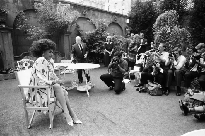 Framed Print : Joan Collins promoting her new television series Sins'. 4th September 1987