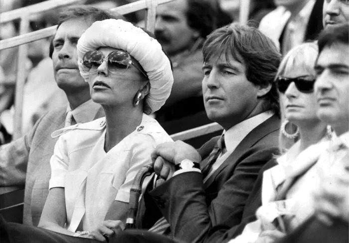 Framed Print : Joan Collins and Bill Wiggins at Queens Club for tennis tournament - June 1987 Framed Print : Joan Collins and Bill Wiggins at Queens Club for tennis tournament - June 1987