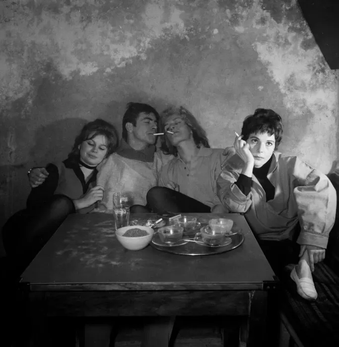 Framed Print : Joanna Dunham, Alan Bates, Sheila Allen and French actress Malon Pantari in Cafe de Framed Print : Joanna Dunham, Alan Bates, Sheila Allen and French actress Malon Pantari in Cafe de