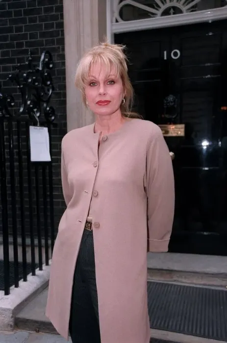 Framed Print : Joanna Lumley Actress July 98 Outside 10 downing street were she went to see Tony