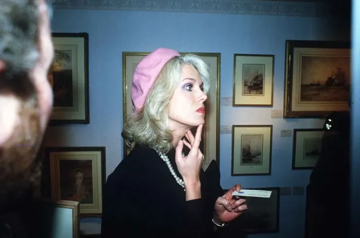 Framed Print : Joanna Lumley actress in picture gallery - April 1986 dbase msi