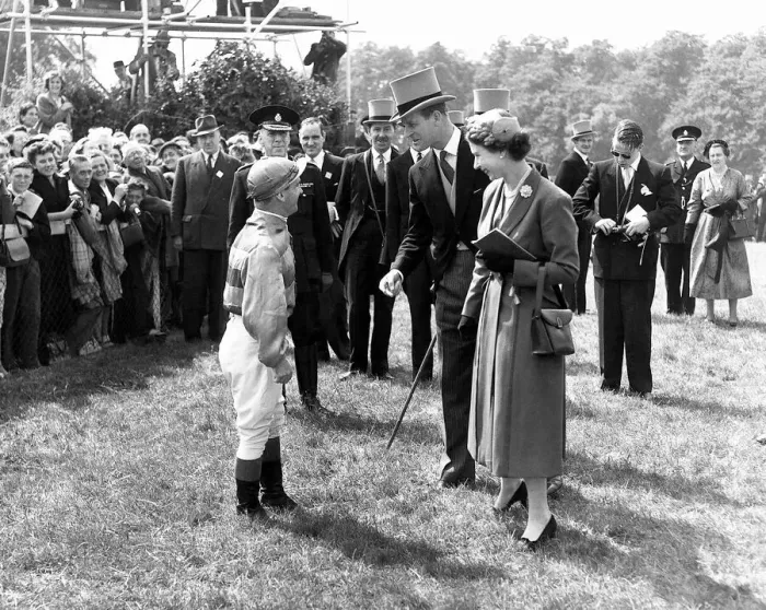 Framed Print : Jockey Gordon Richards is congratulated by Queen Elizabeth II after winning the Epsom