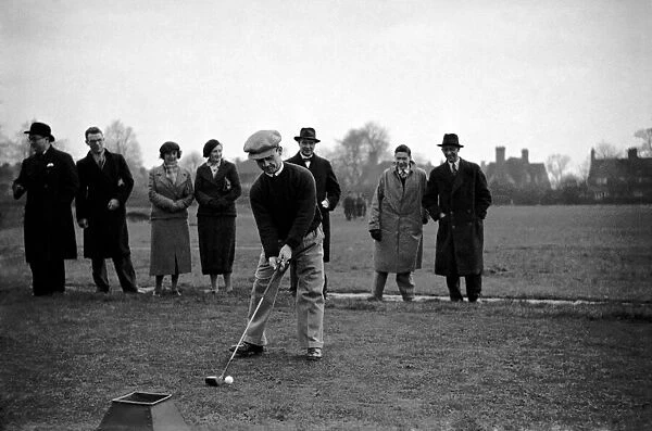 Jockey Gordon Richards seen here playing golf at Romford. October 1937 OL304J