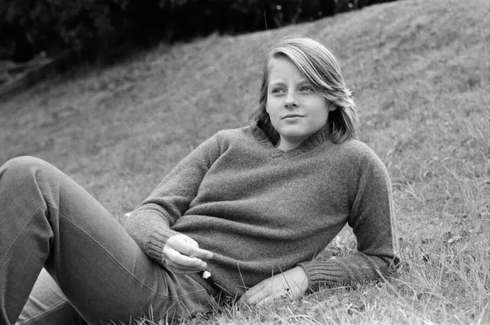 Framed Print : Jodie Foster on the set of Candleshoe'at Compton Wynyates house, Warwickshire