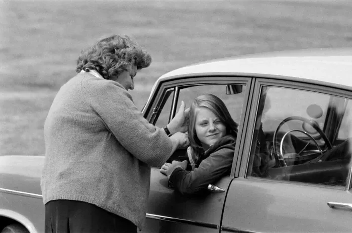 Framed Print : Jodie Foster on the set of Candleshoe'at Compton Wynyates house, Warwickshire Framed Print : Jodie Foster on the set of Candleshoe'at Compton Wynyates house, Warwickshire
