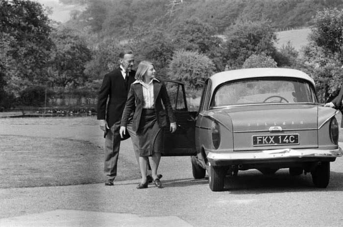 Framed Print : Jodie Foster on the set of Candleshoe'at Compton Wynyates house, Warwickshire Framed Print : Jodie Foster on the set of Candleshoe'at Compton Wynyates house, Warwickshire