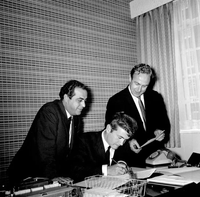 Framed Print : Joe Baker signs for Arsenal watched by Turins Gigi Peronace (left Framed Print : Joe Baker signs for Arsenal watched by Turins Gigi Peronace (left