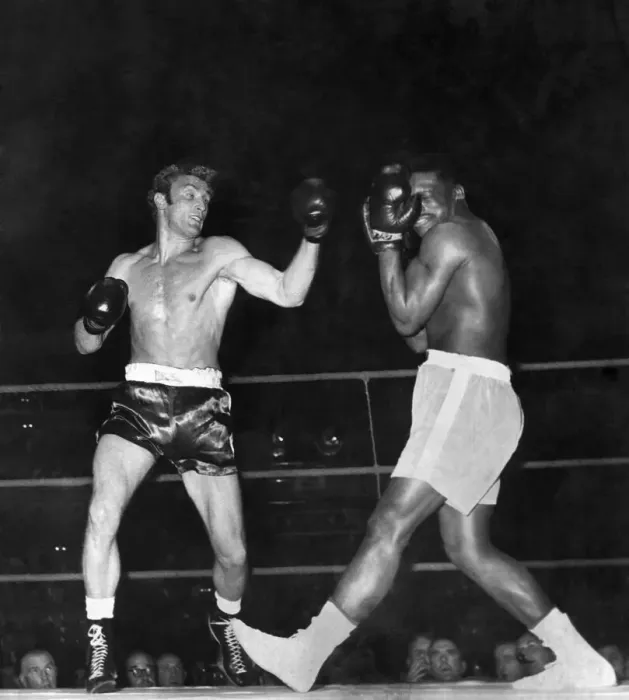 Framed Print : Joe Bugner in action against Phil Smith at the Royal Albert Hall, Kensington, London Framed Print : Joe Bugner in action against Phil Smith at the Royal Albert Hall, Kensington, London