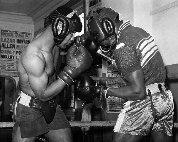 Joe Bygraves (left) sparring with Sammy Langford, cruiserweight champion of Nigeria
