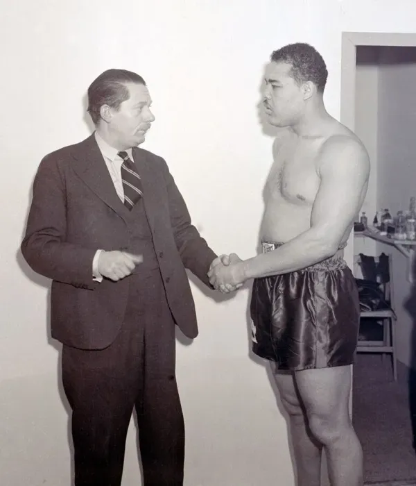 Framed Print : Joe Louis with Peter Wilson SP at Earls Court Boxer boxing Framed Print : Joe Louis with Peter Wilson SP at Earls Court Boxer boxing